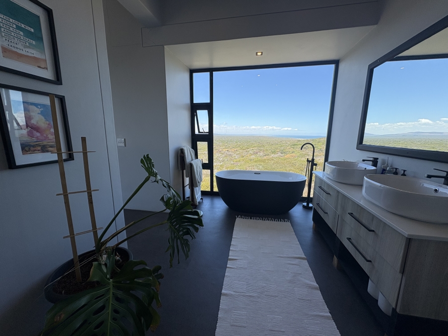 5 Bedroom Property for Sale in Pearl Bay Western Cape